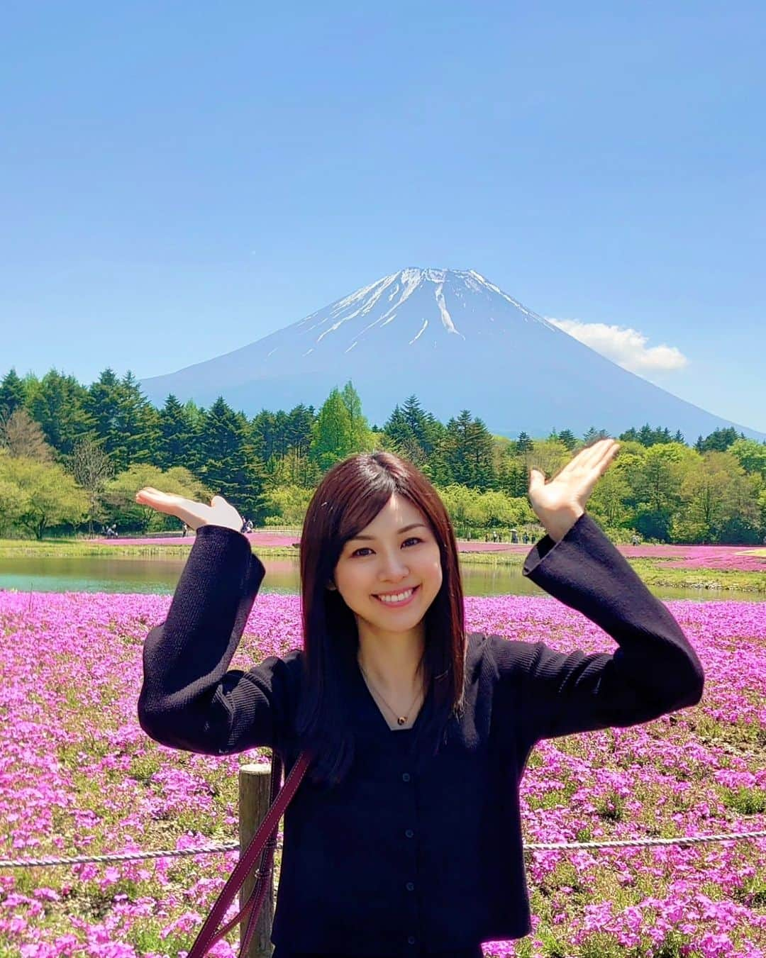 清水優美さんのインスタグラム写真 - (清水優美Instagram)「🗻🌸🍦🦄  綺麗で はしゃいだ✨  山梨出身ですがw  #芝桜  #富士山」5月14日 15時32分 - _yumishimizu_