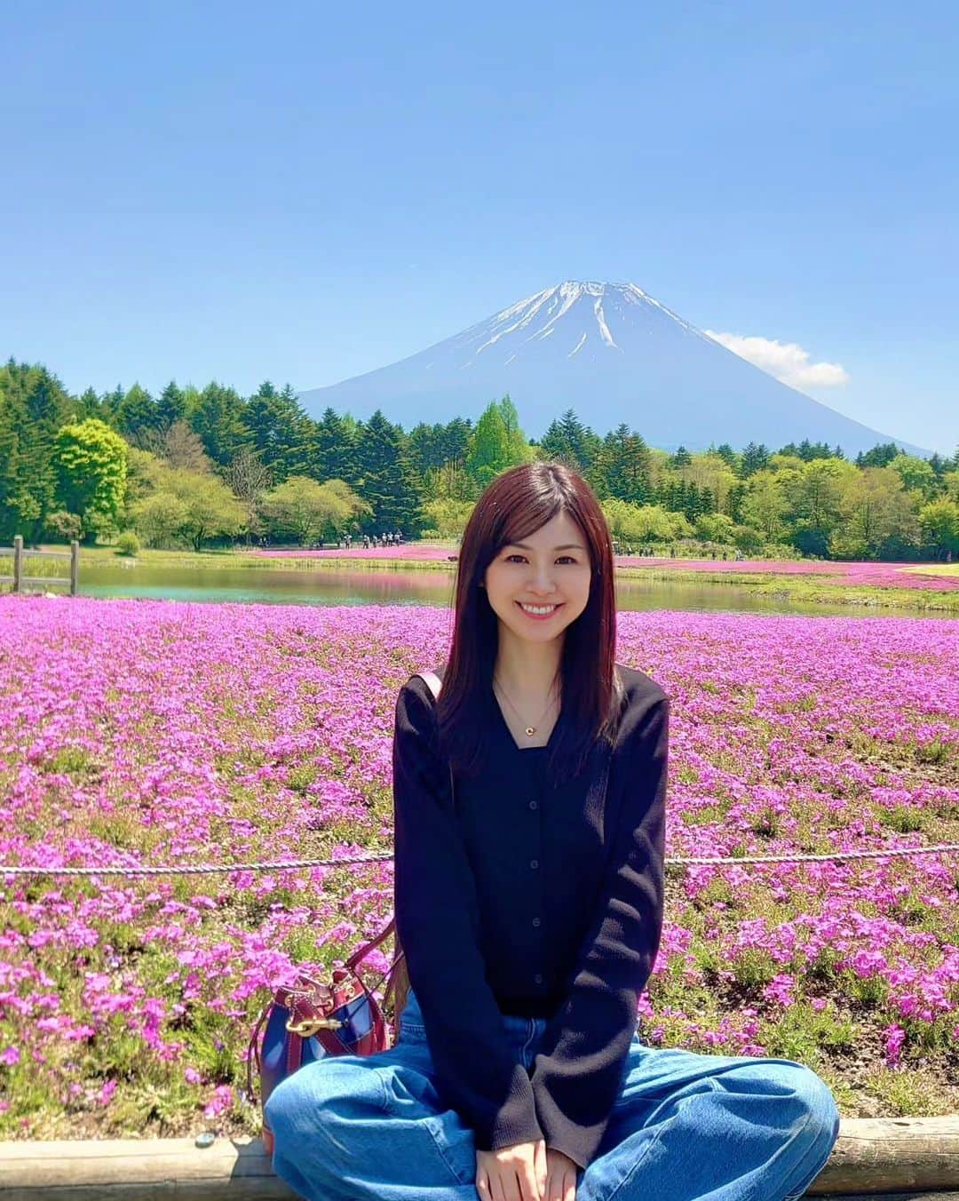 清水優美のインスタグラム：「🗻🌸🍦🦄  綺麗で はしゃいだ✨  山梨出身ですがw  #芝桜  #富士山」