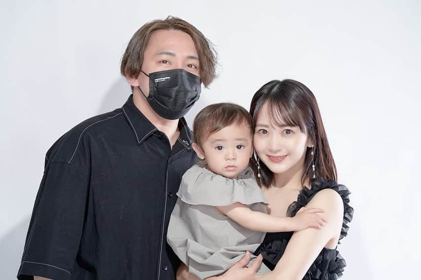 浜田翔子さんのインスタグラム写真 - (浜田翔子Instagram)「👪🤍🩶 この間の家族写真の別カット♡ まさかのLINEニュースになっていてびっくりしました🤭  #家族写真」5月14日 15時28分 - shoko_hamada