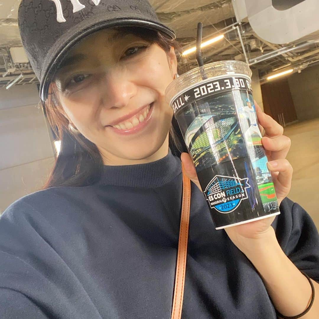我謝レイラニのインスタグラム：「エスコンフィールド⚾️ 開幕戦の試合をTVで見てからFビレッジの魅力に魅了されて来てみたかった場所。。GWのタイミングで来てみたよ〜٩(ˊᗜˋ*)و どこの席で見るか、、迷いに迷った結果‥席のチケットは買わず、食べ物食べたりしながら〜いろんな場所から観戦することにしたよ👀こーゆー楽しみ方をできるのもエスコンフィールドのよさだね(* ˘ ᵕ ˘*) 結果、試合は負けちゃったけど‥めちゃくちゃ楽しめたよ(*´罒`*) 空港からバスで直接向かって、空いてるコインロッカー見つけられずにスーツケースずーっとコロコロした状態だったけど‥帰りのシャトルバスとかも思ってたよりスムーズで👍🏻w まだまだ行ったことない土地もたくさんあるし、野球の試合を観に旅行するってのも楽しそうだね〜( ´艸｀) #エスコンフィールド #野球観戦 #日ハムvs楽天 #大谷翔平 #ダルビッシュ有  もっと早く野球の楽しさを知りたかったなぁ〜🙄」