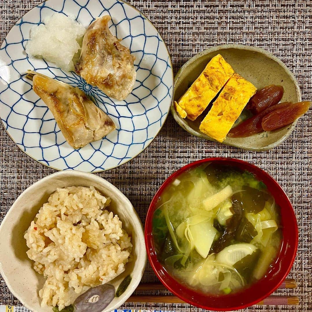 辛島美登里のインスタグラム：「ブリの塩焼き、炊き込みご飯、真竹？（柔らかい細い筍）のお味噌汁、卵焼き… GWちょっとだけ帰省した際、91歳の母と一緒に作った晩ご飯。 元気でいてくれてありがとうございます。 私にとっては最高のしあわせご飯です👩🧓💕 #母の日  #mothersday」