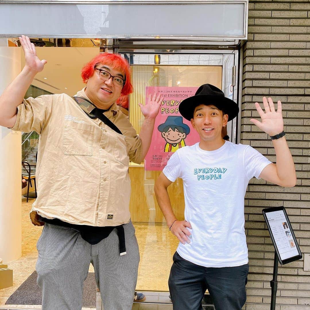 デッカチャンのインスタグラム：「わたなべだいすけ個展「EVERYDAY PEOPLE」 最終日ギリギリで行ってきました！  可愛らしいポップな絵で、 ひとりひとりの表情がなんとも言えなくて🤣 見てると笑顔になれる作品でした。  東京は最終日、 これから静岡、大阪にも旅する絵🖼️ いってらー  シルクスクリーン制作時の真面目な慎重な大ちゃんも見れました。  会場のSWITCH STAND HATSUDAI も初めて来ましたがコーヒーもパンもペーストもグッドデリシャス👌でした。  #dw25  #わたなべだいすけ #dwニコルズ  #everydaypeople  #switchstandhatsudai」