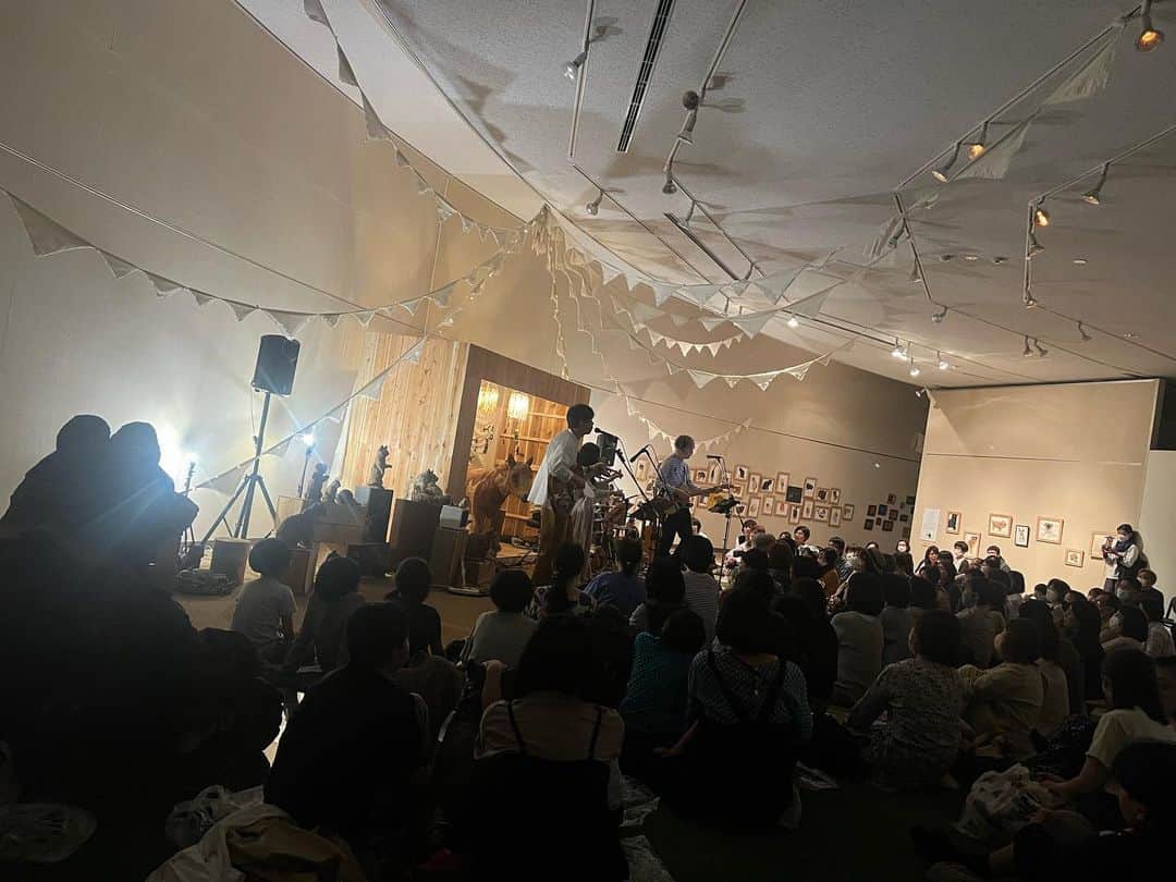 近藤研二さんのインスタグラム写真 - (近藤研二Instagram)「ナイトミュージアムコンサート。お客さんと木彫と絵画と雨音に包まれて、なんだかキャンプでもしている気分でした。ありがとうございました。」5月14日 15時34分 - kenjikond0