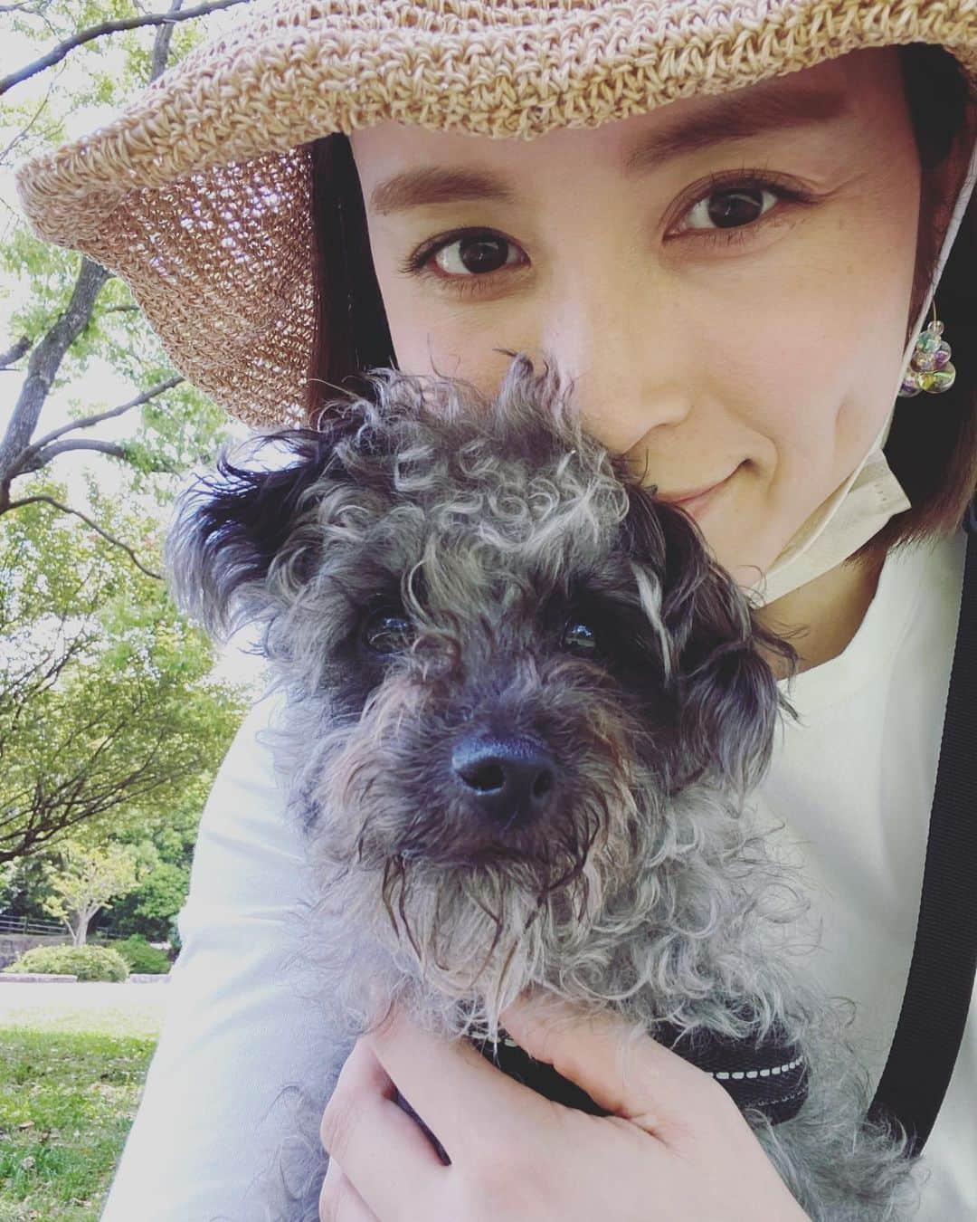 武田訓佳のインスタグラム：「🐕‍🦺🌱 ・ ・ 4月のおわり頃、ひじきとおでかけした日🩵 ・ ・ かわいいリードがあったり ワン用のお洋服もたくさんで 見るだけでうきうきした♡ ・ 暑いくらいの陽気で思わずビール😇 この黒豆ビール、まろやかで美味しかったぁ🤍 ・ ・ こういうワン連れで行けるマルシェ楽しい💓 ・ ・ ・ #たけだの日常 #ひじき #犬のいる暮らし #🐕‍🦺 #🐶 #いぬすたぐらむ #ミックス犬 #mix犬 #ピンプー #ミニチュアピンシャー #トイプードル #イッヌ #ポケットマルシェ #鶴見緑地公園」