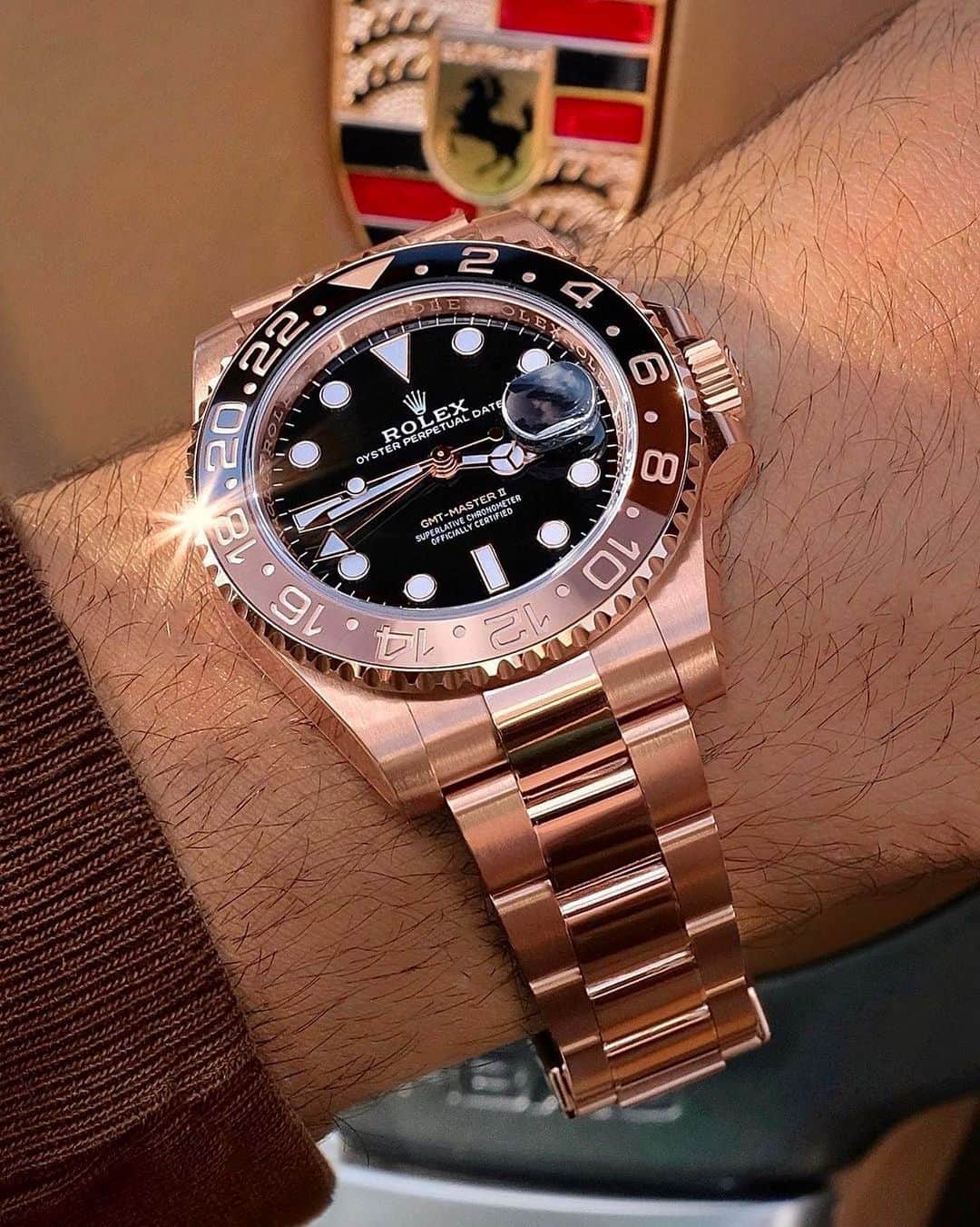 Daily Watchさんのインスタグラム写真 - (Daily WatchInstagram)「Wristshot with the Rolex GMT-Master II “Rootbeer” Ref 126715CHNR. Photo by @topwatchcollector」5月14日 15時36分 - dailywatch