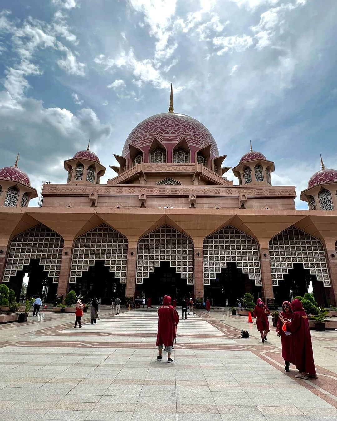 SAYAさんのインスタグラム写真 - (SAYAInstagram)「. . Putra Mosque🕌🎀 ピンクモスクとっても可愛かった🥹‼︎ ローブは無料で貸してくれるよん . . #マレーシア #クアラルンプール #ピンクモスク #プトラモスク #モスク #マレーシア旅行 #旅行 #東南アジア #アジア旅行  #malaysia #kualalumpur #mosque #putramosque #trip #gw #instagram #instagood #instatravel」5月14日 15時38分 - sayapi0110