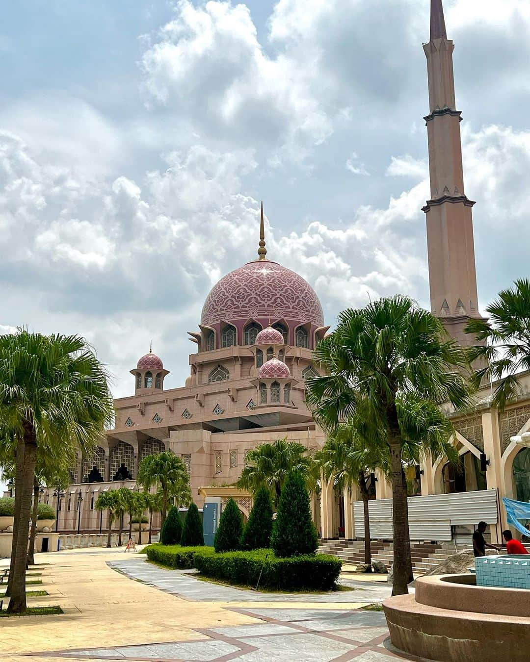 SAYAさんのインスタグラム写真 - (SAYAInstagram)「. . Putra Mosque🕌🎀 ピンクモスクとっても可愛かった🥹‼︎ ローブは無料で貸してくれるよん . . #マレーシア #クアラルンプール #ピンクモスク #プトラモスク #モスク #マレーシア旅行 #旅行 #東南アジア #アジア旅行  #malaysia #kualalumpur #mosque #putramosque #trip #gw #instagram #instagood #instatravel」5月14日 15時38分 - sayapi0110