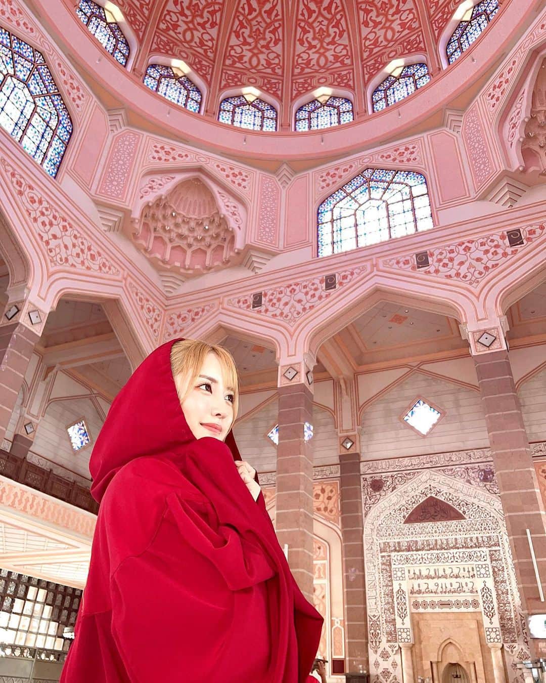 SAYAのインスタグラム：「. . Putra Mosque🕌🎀 ピンクモスクとっても可愛かった🥹‼︎ ローブは無料で貸してくれるよん . . #マレーシア #クアラルンプール #ピンクモスク #プトラモスク #モスク #マレーシア旅行 #旅行 #東南アジア #アジア旅行  #malaysia #kualalumpur #mosque #putramosque #trip #gw #instagram #instagood #instatravel」