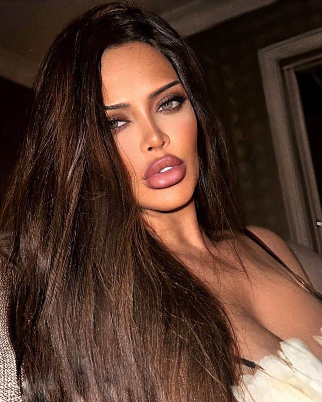 Nita Kuzminaのインスタグラム：「. Интеллект бессильный совладать с желанием, начинает играть словами. Он защищается, выстраивая крепостные стены из слов. Но страсть, если она приходит, смывает эти «халупы» одним движеньем, словно их и не было вовсе. Страсть смеется над интеллектом. Кто усомнится в ее власти — падет первым 😈」