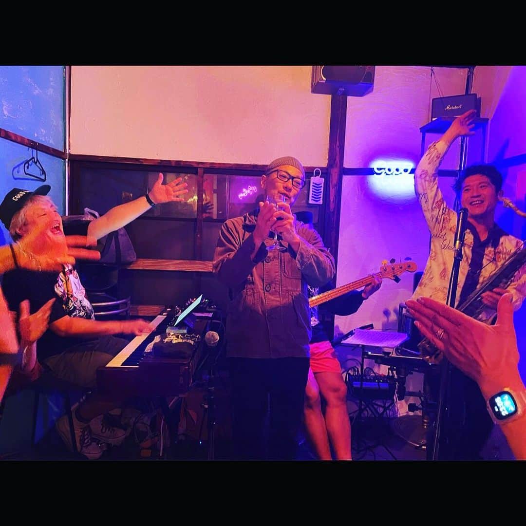 MONKYのインスタグラム：「昨日はCOSMIC JUNGLE feat.椎名純平で北千住Booty Callへ！ @musicbarbooty_call   初めましての北千住、めちゃくちゃ楽しかったです。  入りきれない大盛況！ ありがとうございました♬  みんながほんとに楽しそうで幸せバイブスMAXな夜。  また北千住で集いましょね！！  そして、今日１４日は横浜ドゥビドゥバー。  きっとアツい夜になるでしょう。  ぜひ遊びに来て下さいねー！  COSMIC JUNGLE @cosmic_jungle2021」