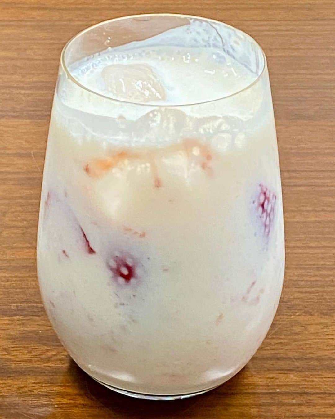 江口寿史のインスタグラム：「自分で作るラッシーがうまい。日に日にクオリティ上がってる🤣 今日は苺ジャムだけじゃなく苺の切り実も入れたらまあ、これすでにスイーツ笑  「レシピプリーズ！」とあるが、 ただ材料混ぜるだけだからレシピもなにもないんだけど、 2人分で、牛乳200cc  ヨーグルト(無糖のプレーンのね)200g  はちみつ大さじ2  レモン汁大さじ1 (これはやや多め。お好みで) をボールに入れてミキサーじゃなく泡立て器で手で混ぜる。 泡立て器なければ菜箸でも良いのでは。 それを氷を入れたグラスに注ぐ。だけ。 写真のは上の材料にさらに苺ジャムを大さじ１入れて混ぜてるよ。」