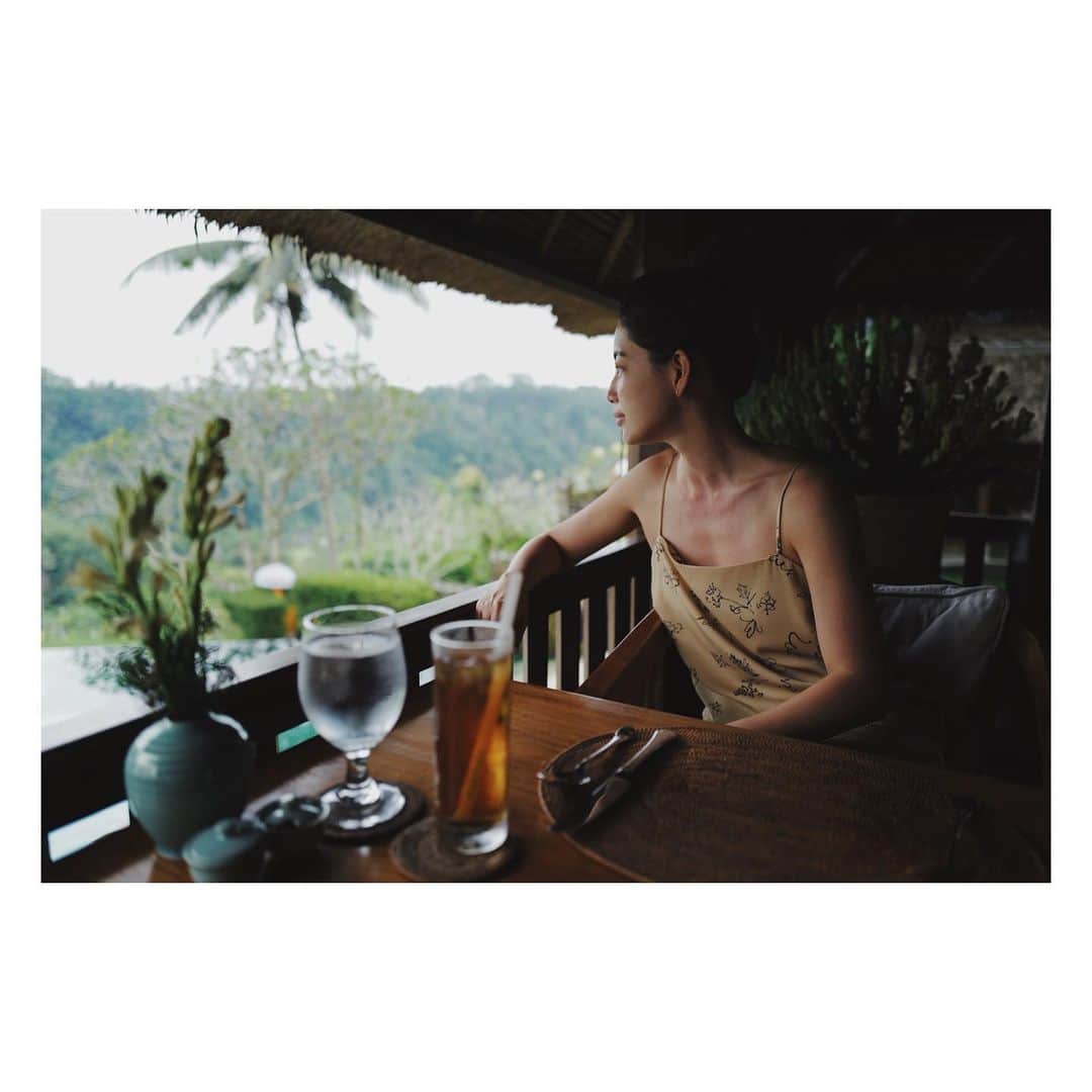 JUNNAのインスタグラム：「・ 旅中はできる限り現地のものを食べてみたい派の2人  #only#junna✈️」