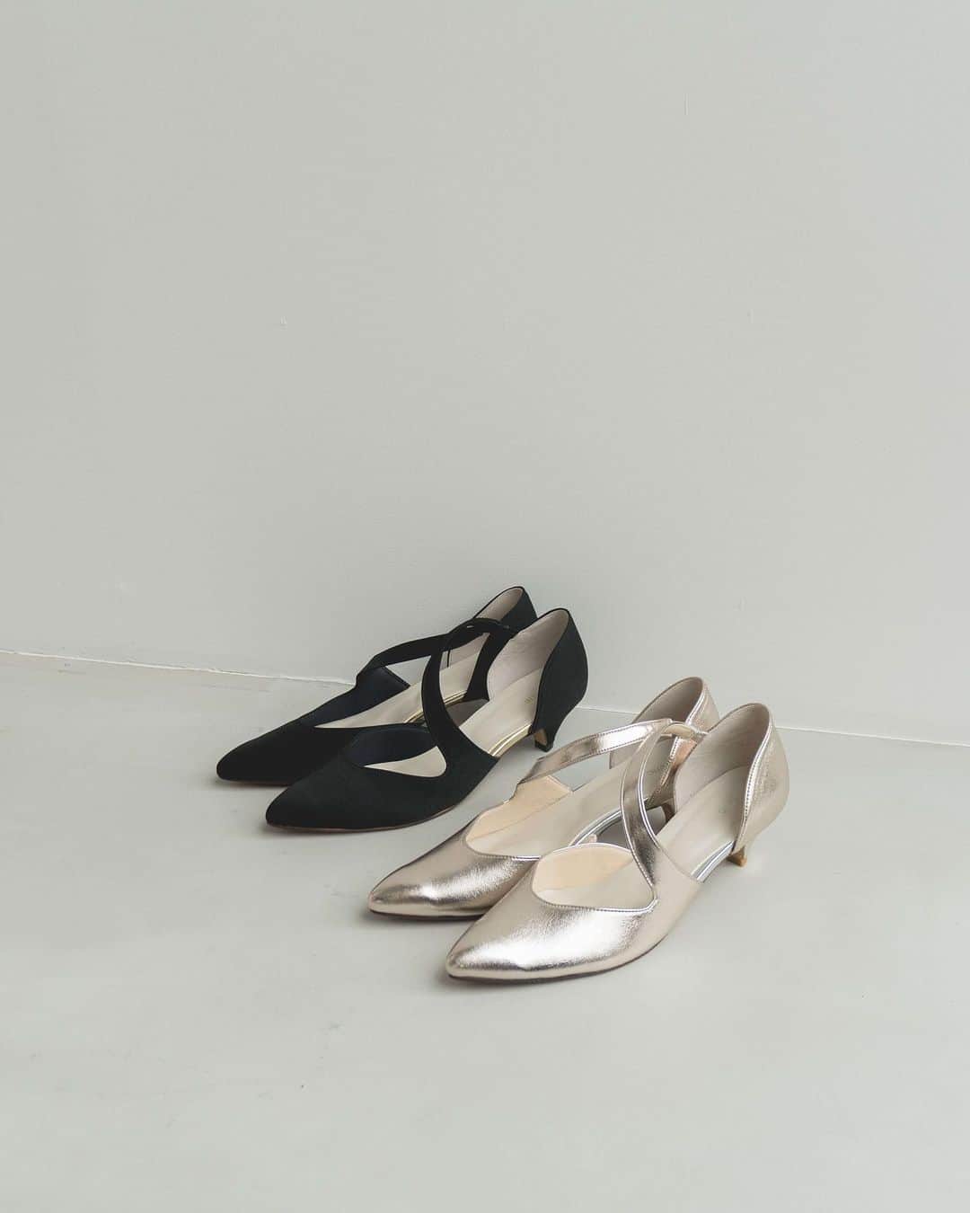 のインスタグラム：「- new shoes -  Asymmetrical strap pumps / No.050018 color : pink / black size : 35 / 36 / 37 / 38 / 39  kaeneオリジナルシューズに新作が加わりました。  一般的なストラップパンプスとは違い、デザイン性を活かしてストラップ効果も共存させているので、足の形状的に、ストラップがないと靴が脱げやすい方にも、そうでない方にもおススメできる商品です。  またヒールの高さが4㎝のミドルヒールパンプス。  フラットすぎず、かといって足に負担をかけるほどの傾斜もないので、美脚と疲れにくさの両方を満たしてくれる優秀なヒールの高さとなっています。  #kaene #partyshoes  #occasionshoes  #結婚式コーデ  #ドレスコーデ」