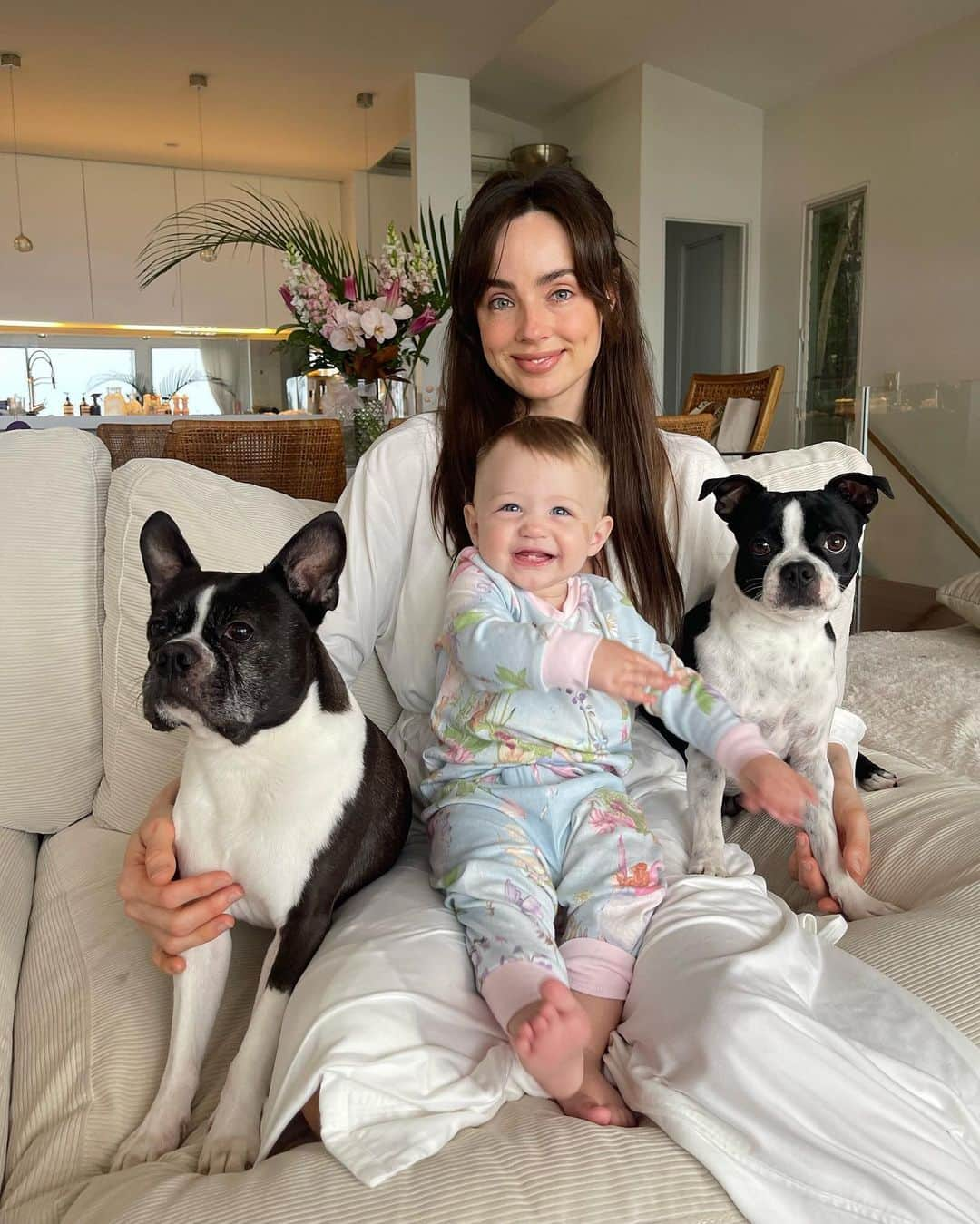 ELOUISE MORRISのインスタグラム：「I love being your Mum 👶🏼🐶🐶💗🌸💗🌸💗」