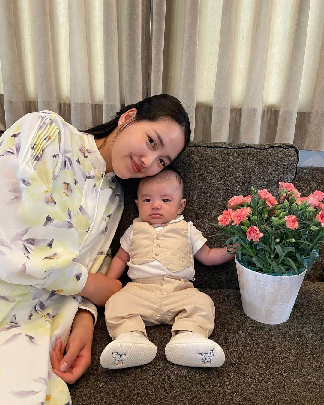 奥山春香さんのインスタグラム写真 - (奥山春香Instagram)「めーっちゃ産毛が抜けました👶🏻 最近ははげちゃぴんと呼ばれてる笑  息子を抱っこしてても履けるスニーカーと大好きなタビ靴下を主人からもらいました💟 ちょーかいてき🐨  おばあちゃんと母にはパッションフルーツを今年も贈りました🥭 おばあちゃんが台湾に住んでたから南国フルーツが大好きで数年前からずっと贈ってる！  #母の日」5月14日 16時06分 - corvetteharuka