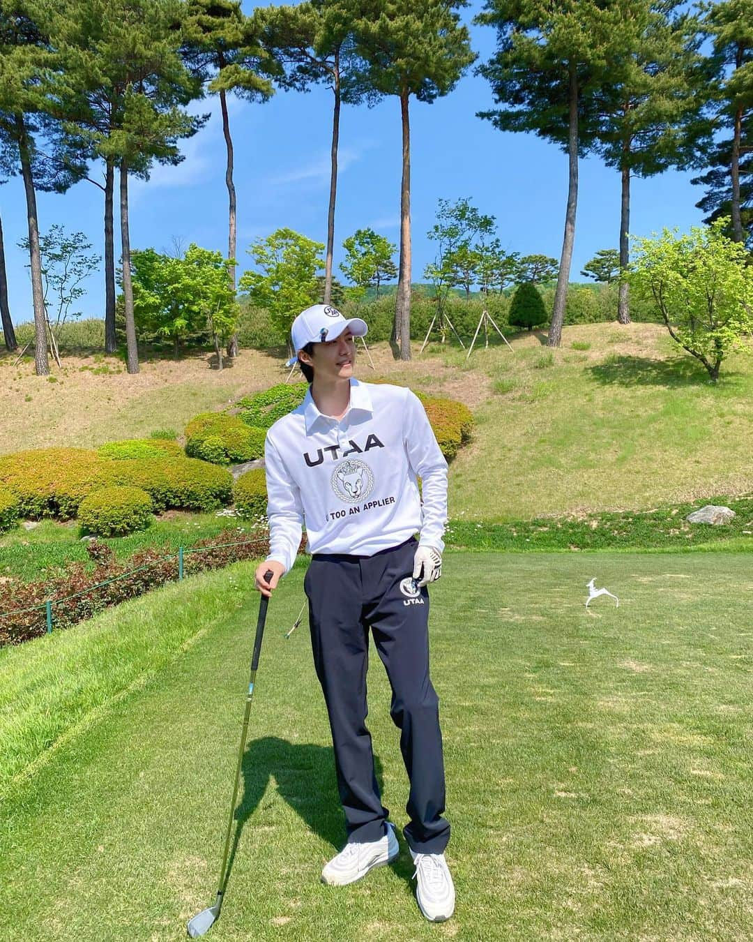 シン・スハンさんのインスタグラム写真 - (シン・スハンInstagram)「#협찬 골린이의 신나는 라운딩 ⛳ 골프웨어가 이렇게 예뻐도 되냐구.. 가디건 색감이 ..👍🏻👍🏻 #유타골프웨어 입고 모두 즐거운 #라운딩 나가요⛳⛳⛳ @utaagolf   #UTAA#유타골프#남자골프웨어#ootd #골프룩 #라운딩룩 #남성골프웨어 #골프웨어추천 #골프패션  #봄라운딩 #필드룩」5月14日 16時06分 - shinsoo0825