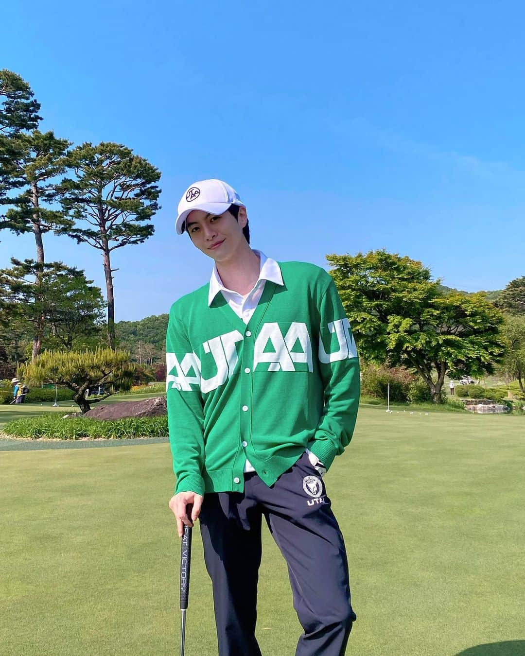 シン・スハンさんのインスタグラム写真 - (シン・スハンInstagram)「#협찬 골린이의 신나는 라운딩 ⛳ 골프웨어가 이렇게 예뻐도 되냐구.. 가디건 색감이 ..👍🏻👍🏻 #유타골프웨어 입고 모두 즐거운 #라운딩 나가요⛳⛳⛳ @utaagolf   #UTAA#유타골프#남자골프웨어#ootd #골프룩 #라운딩룩 #남성골프웨어 #골프웨어추천 #골프패션  #봄라운딩 #필드룩」5月14日 16時06分 - shinsoo0825