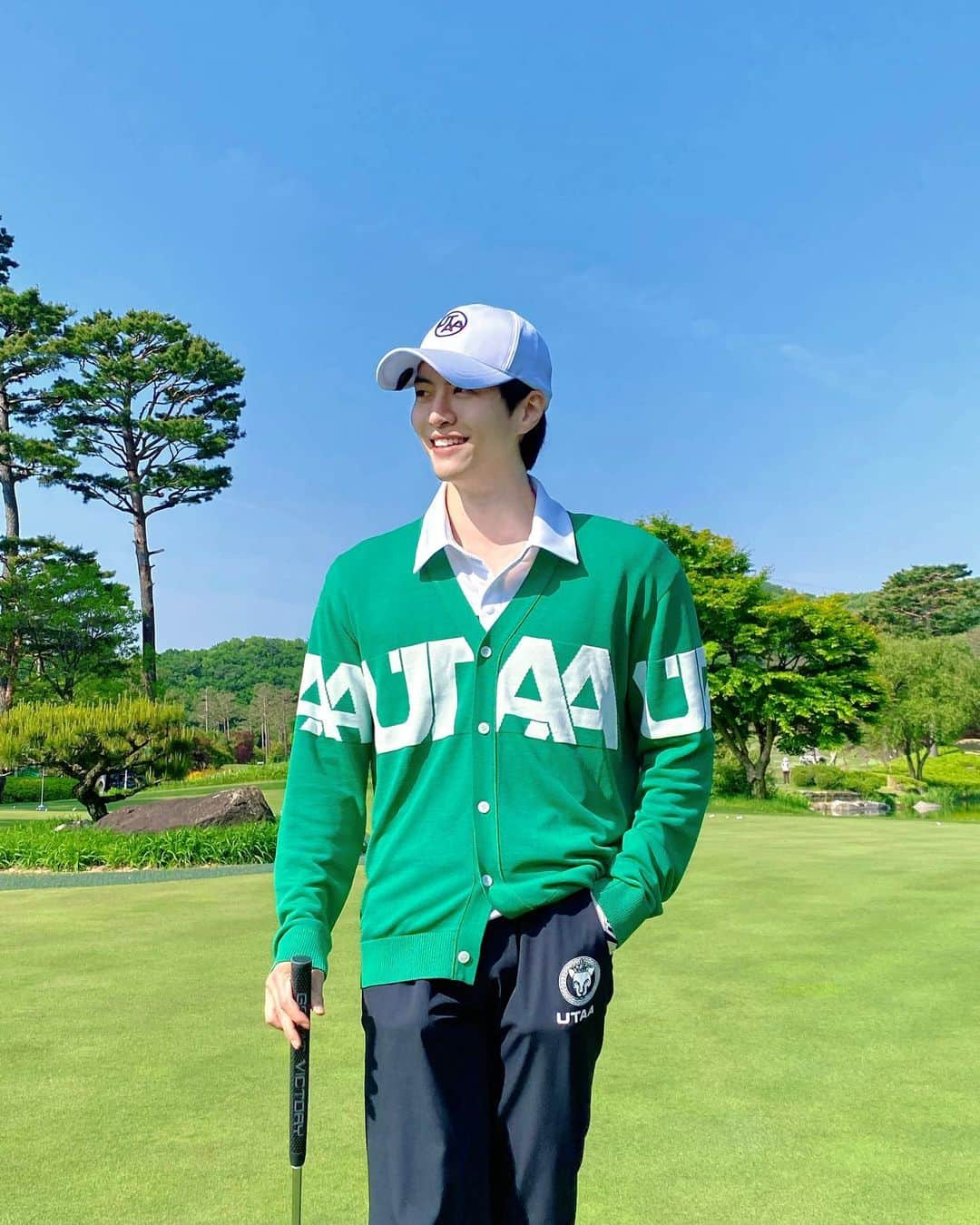 シン・スハンさんのインスタグラム写真 - (シン・スハンInstagram)「#협찬 골린이의 신나는 라운딩 ⛳ 골프웨어가 이렇게 예뻐도 되냐구.. 가디건 색감이 ..👍🏻👍🏻 #유타골프웨어 입고 모두 즐거운 #라운딩 나가요⛳⛳⛳ @utaagolf   #UTAA#유타골프#남자골프웨어#ootd #골프룩 #라운딩룩 #남성골프웨어 #골프웨어추천 #골프패션  #봄라운딩 #필드룩」5月14日 16時06分 - shinsoo0825