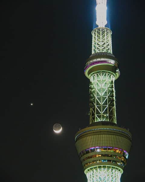 墨田区さんのインスタグラム写真 - (墨田区Instagram)「【月と金星とスカイツリー】 ４月頃から夕方の西の空で金星の高度が高くなってきて、 月齢３の月(普段より細い三日月)が金星に近づいて見えました☽✨  撮影日：４月２３日 撮影者： #すみだカメラ部10選 　　　　@masashi_se  #墨田区 #すみだ #sumida #東京 #tokyo #わたしのすみだ自慢 #これもすみだのシティプロモーション #東京スカイツリー #特別ライティング #金星 #東京写真散歩 #東京夜景スポット #Rox_caputures #super_night_chanel #ig_nightshots #1x_japan #lovenight__ #japan_night_view #yakei_cp #freestyle_photo_shoting #東京カメラ #下町散歩 #写真でつながる墨田区フォトコンテスト #venus #gold_star」5月14日 16時00分 - sumida_official