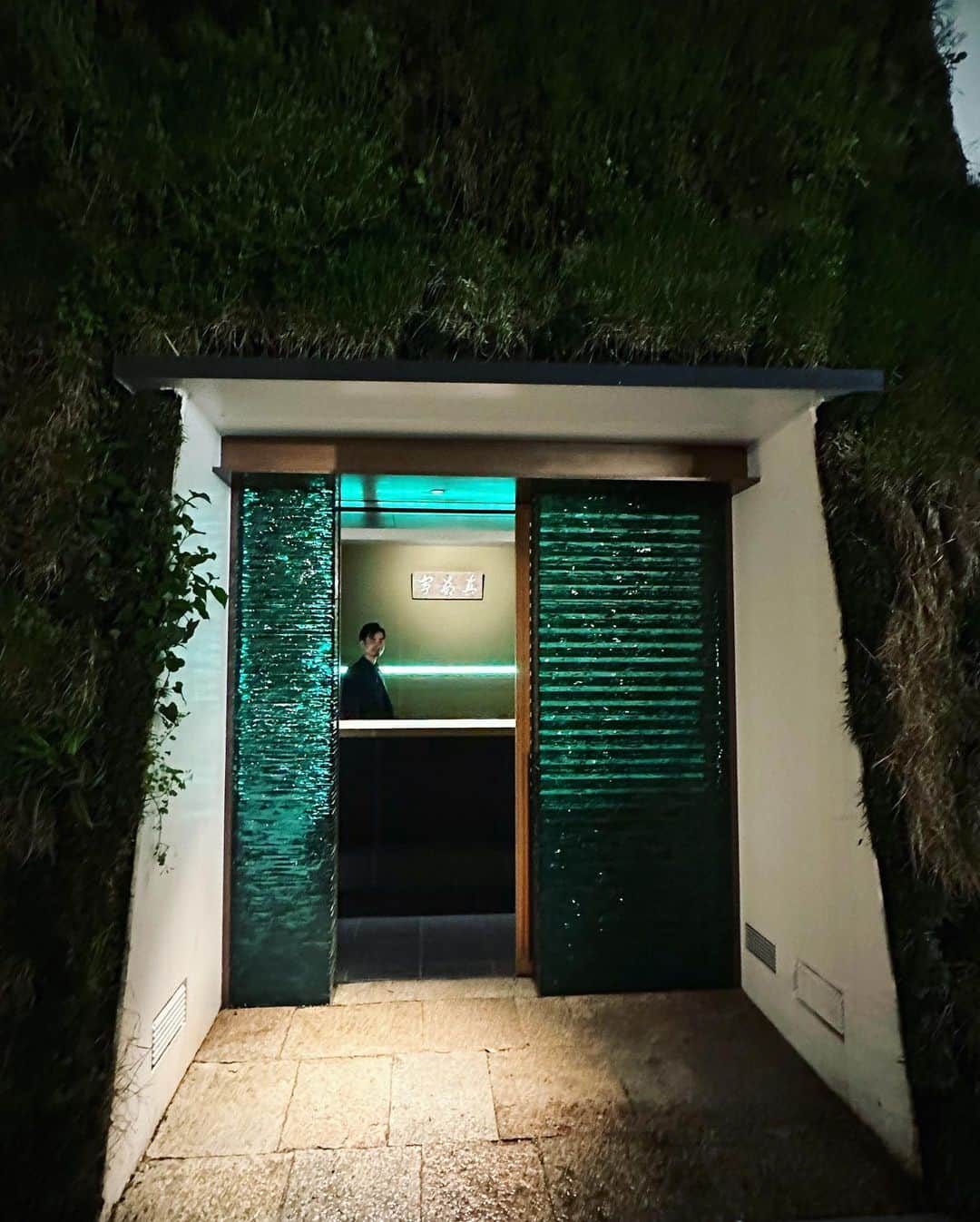 HiRAO INCのインスタグラム：「. 真茶亭by Hiroshi Sugimoto 　  杉本博さんデザインのバーに佇む美しいヘッドバーテンダーの木村さん  SHIROIYA ホテル　The Restaurant の芸術的なディナーの後に訪れて欲しい  @shiroiyahotel @shiroiya_the_bar  @shiroiya_the_restaurant」