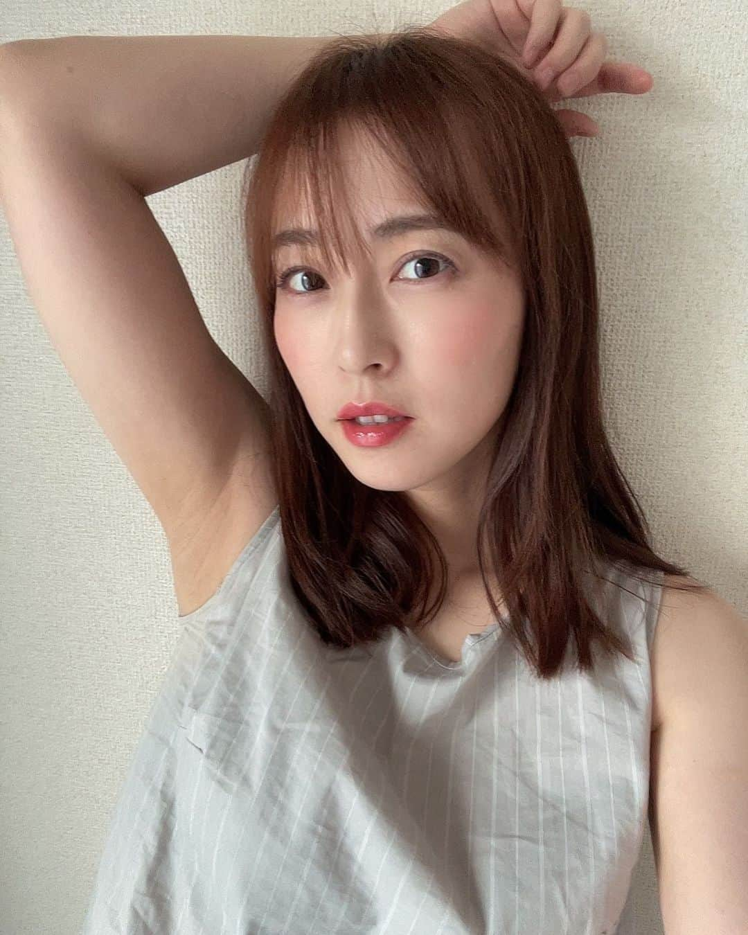 薄井しお里のインスタグラム：「🏇ヴィクトリアマイル振り返り💭 ソダシを本命にしていた私ですが、より通り、天気の不安はなくなり、東京競馬場では雨が降ることなくスタートを迎えることができましたね。 そうなれば天気面での考察は一度リセット。やっぱり枠って…とよぎりましたが時すでに遅し。絶対内枠有利とは言えないレースですが、大外から狙うには少しハードルが高いものでしたね。  馬券的には的中！今夜はたくさん飲みます🍶👀笑 久々の勝ち馬券です🏅  ソングラインおめでとう🎉 ところでみんな、脇チラすきなの？ #グラビア　#グラビア的ポーズ　#競馬　#ヴィクトリアマイル　#牝馬　#脇フェチ　#脇チラ」