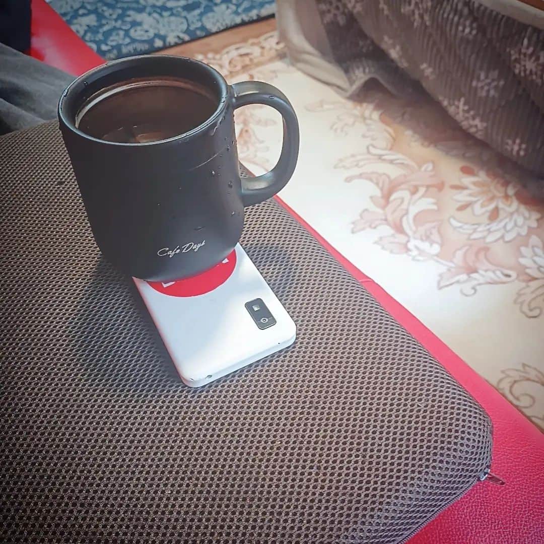 松本隆博のインスタグラム：「。⁡ ⁡危ね～///'_'///えーー。⁡⁡ ⁡マッサージ機しててコーヒー⁡ 置くところ無いからスマホを⁡ ⁡コースター代わりにして、そのまま⁡ ⁡寝てたら電話掛かってきてて、バイブ⁡ ⁡で揺れてコーヒー落ちそうになっとる⁡ ⁡やんけ(´•ᴗ• ก )‬՞ ՞ ⁡⁡⁡ ⁡皆も、スマホをコースター代わりに⁡ ⁡する時は気を付けてな‪(´•ᴗ• ก )‬՞ ՞⁡ ⁡ ⁡還暦少年 松本隆博」