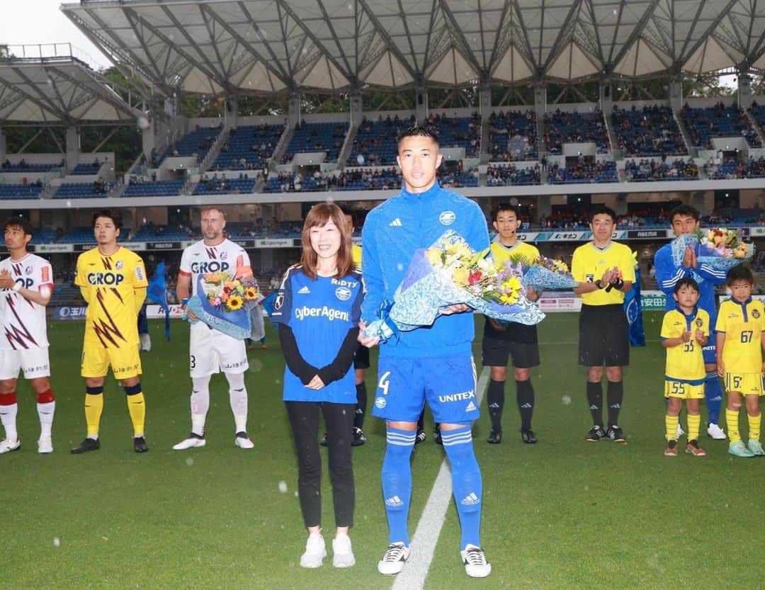 池田樹雷人さんのインスタグラム写真 - (池田樹雷人Instagram)「Jリーグ通算100試合⚽️ 今J2首位で試合にも絡めて充実した時間を過ごせています。 でも自分にとって今の状況は当たり前のことではなくて、 プロになってから試合に出れない方が多く苦しんだ時間が長かったけど、 沢山の人に支えてもらったおかげで今の自分があります。 特にどんな状況でも応援し続けてくれた家族にはとても感謝してます。 支えてもらった人に恩返し出来るように、 応援してくれる人の期待に応えられるように、 日常を大切にして頑張ります。 こっからっしょ。 . . #fc町田ゼルビア #ブラウブリッツ秋田 #ac長野パルセイロ #愛媛fc #セレッソ大阪 #池田樹雷人」5月14日 16時10分 - jurato_ikeda