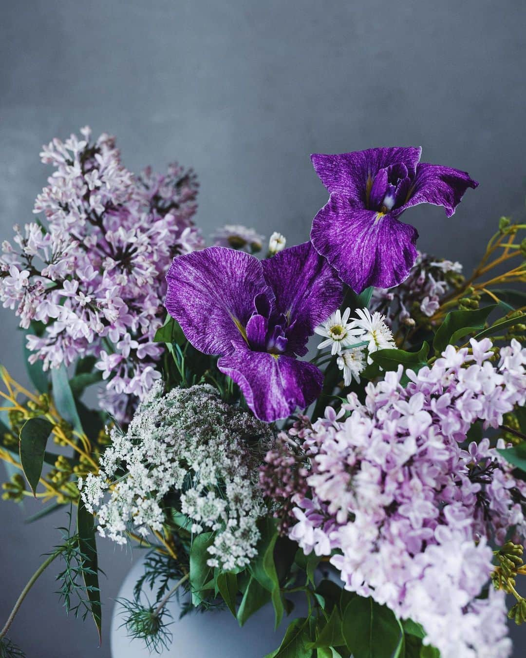 増田由希子さんのインスタグラム写真 - (増田由希子Instagram)「Happy Mother’s Day💜 #lilac #irisflowers   「ライラックと花菖蒲」　  花菖蒲は、最初の花が咲いたあとに、二番目の花を咲かせます。一輪のように見えますが、実は、ガクの中にもうひとつ蕾が隠れているのです。  🌸🌸 今日は、母の日。 花ギフトをご注文いただきました皆様、誠にありがとうございました。」5月14日 16時23分 - nonihana_