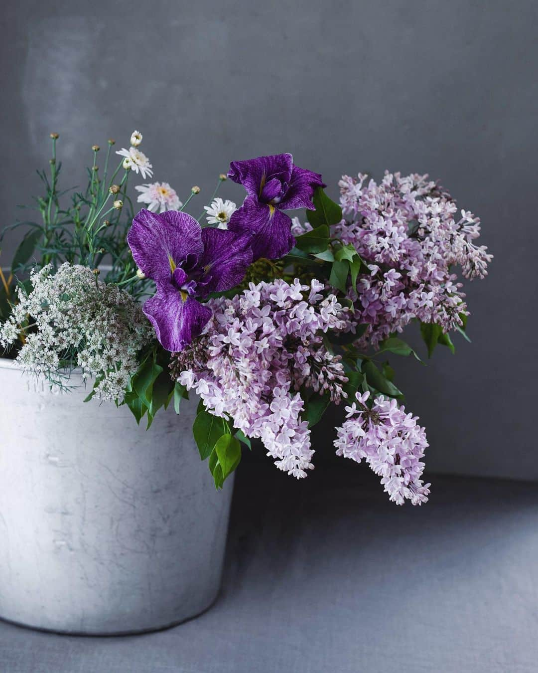 増田由希子さんのインスタグラム写真 - (増田由希子Instagram)「Happy Mother’s Day💜 #lilac #irisflowers   「ライラックと花菖蒲」　  花菖蒲は、最初の花が咲いたあとに、二番目の花を咲かせます。一輪のように見えますが、実は、ガクの中にもうひとつ蕾が隠れているのです。  🌸🌸 今日は、母の日。 花ギフトをご注文いただきました皆様、誠にありがとうございました。」5月14日 16時23分 - nonihana_