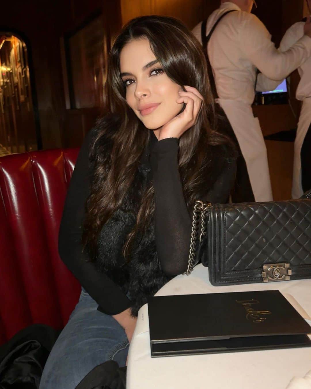 パオラ・ポーリンのインスタグラム：「Don’t hate the player.. Hate the game ♟️😘」