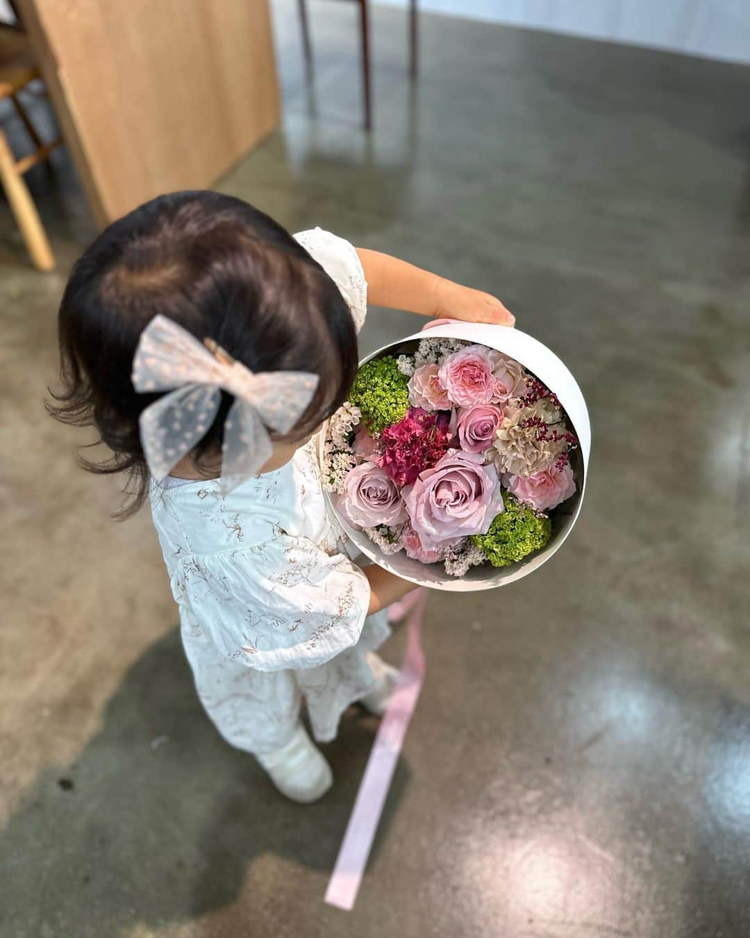 篠田麻里子のインスタグラム：「Happy Mother's DAY💐 母にしてくれた🧒に感謝☺️  そしていつも優しく見守ってくれる母に感謝🌷  #母の日#母になって3年目」