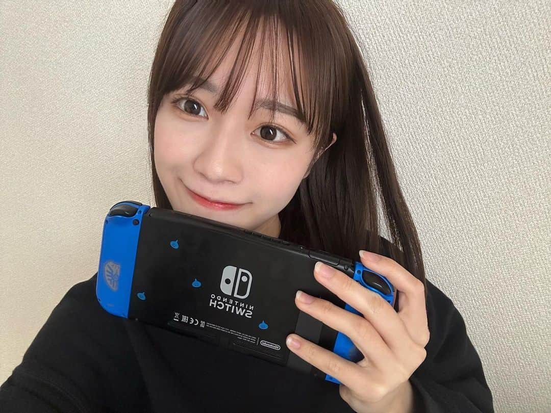 松本美紅のインスタグラム：「まったりと過ごす日曜日がとてつもなく幸せ🫠 ゲームしたりアニメみたりゴロゴロしてます🫶🏻  カラコンはアンジョルノのクラシックグレース🍃 カラコンつけてる感がないくらいナチュラルに盛れました。 学生さんにもおすすめです😌 ワンマンスなのでコスパが良いところも推しポイント🙆‍♀️  #アンジョルノ  #カラコン  #カラコンレポ  #カラコンレビュー」