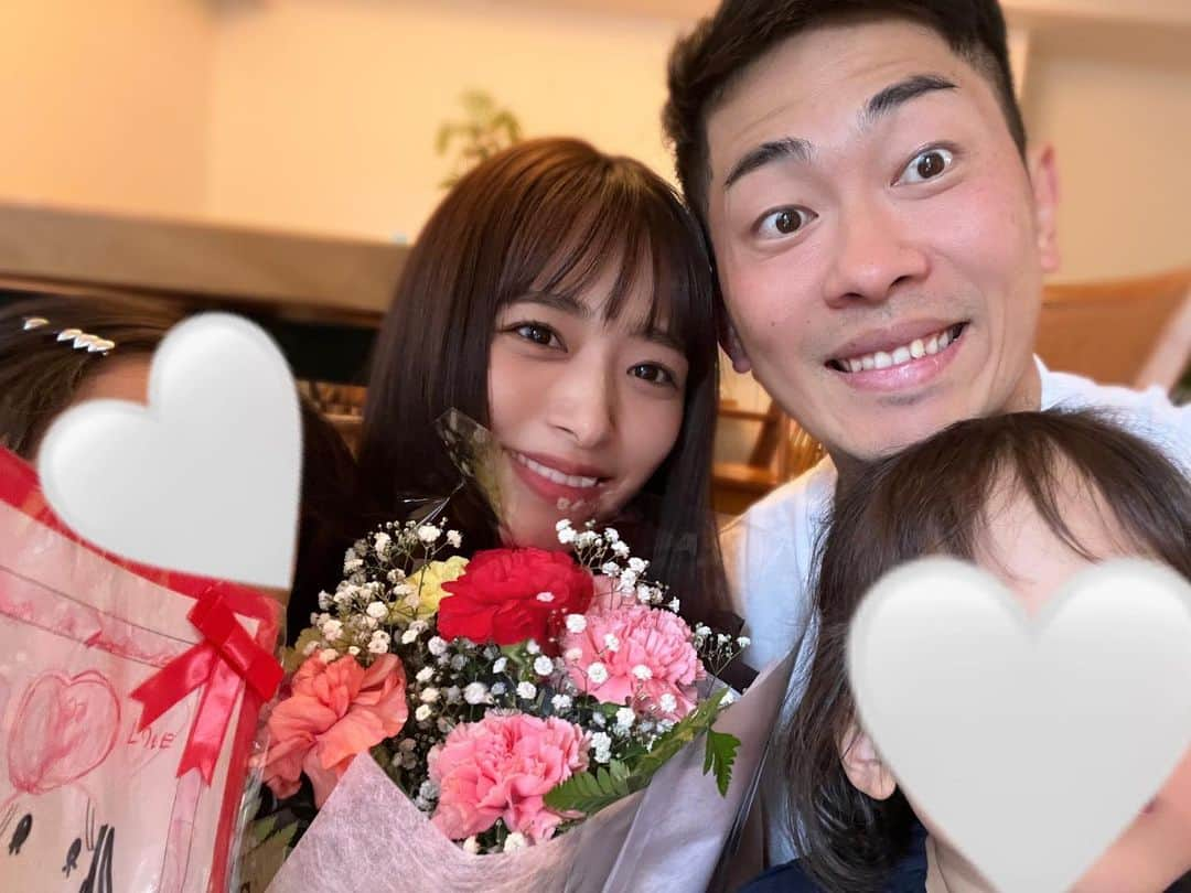 近藤千尋さんのインスタグラム写真 - (近藤千尋Instagram)「HAPPY MOTHER'SDAY🌹🌹🌹 世の中のお母様、 毎日お疲れ様です🫶🏻☺️  この日は毎年 娘たちにもっと優しくて 寛大な母親になろうと思うんだけど 三日で忘れてるこんちひです🙆‍♀️💓笑  ひーぼぉくんも毎年ありがとう🩵  サプライズが苦手なパパに 私そっくりなサプライズ大好き長女が マグカップを作ろう！と提案してくれたみたいで… しっかりしてるなぁ🥹💗笑  次女の手紙には いつも公園連れて行ってくれるところが好きと書いてありました🤣笑  今日は習い事があったり 目がいきなり充血したりだったけど 二人からのお花で元気になりした💕😍笑  アイラブファミリー👨‍👩‍👧‍👧❤️❤️❤️  こちらこそ、ママにしてくれて ありがとうだよーーお😍❗️  あ、親子お揃いの服は @petitmain_official  と　@ajuga.shop  コラボブラウスのネイビーです💖🫶🏻 #母の日」5月14日 16時31分 - chipichan.1215