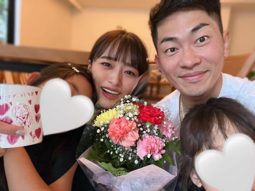 近藤千尋さんのインスタグラム写真 - (近藤千尋Instagram)「HAPPY MOTHER'SDAY🌹🌹🌹 世の中のお母様、 毎日お疲れ様です🫶🏻☺️  この日は毎年 娘たちにもっと優しくて 寛大な母親になろうと思うんだけど 三日で忘れてるこんちひです🙆‍♀️💓笑  ひーぼぉくんも毎年ありがとう🩵  サプライズが苦手なパパに 私そっくりなサプライズ大好き長女が マグカップを作ろう！と提案してくれたみたいで… しっかりしてるなぁ🥹💗笑  次女の手紙には いつも公園連れて行ってくれるところが好きと書いてありました🤣笑  今日は習い事があったり 目がいきなり充血したりだったけど 二人からのお花で元気になりした💕😍笑  アイラブファミリー👨‍👩‍👧‍👧❤️❤️❤️  こちらこそ、ママにしてくれて ありがとうだよーーお😍❗️  あ、親子お揃いの服は @petitmain_official  と　@ajuga.shop  コラボブラウスのネイビーです💖🫶🏻 #母の日」5月14日 16時31分 - chipichan.1215