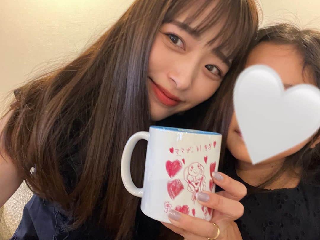 近藤千尋のインスタグラム：「HAPPY MOTHER'SDAY🌹🌹🌹 世の中のお母様、 毎日お疲れ様です🫶🏻☺️  この日は毎年 娘たちにもっと優しくて 寛大な母親になろうと思うんだけど 三日で忘れてるこんちひです🙆‍♀️💓笑  ひーぼぉくんも毎年ありがとう🩵  サプライズが苦手なパパに 私そっくりなサプライズ大好き長女が マグカップを作ろう！と提案してくれたみたいで… しっかりしてるなぁ🥹💗笑  次女の手紙には いつも公園連れて行ってくれるところが好きと書いてありました🤣笑  今日は習い事があったり 目がいきなり充血したりだったけど 二人からのお花で元気になりした💕😍笑  アイラブファミリー👨‍👩‍👧‍👧❤️❤️❤️  こちらこそ、ママにしてくれて ありがとうだよーーお😍❗️  あ、親子お揃いの服は @petitmain_official  と　@ajuga.shop  コラボブラウスのネイビーです💖🫶🏻 #母の日」