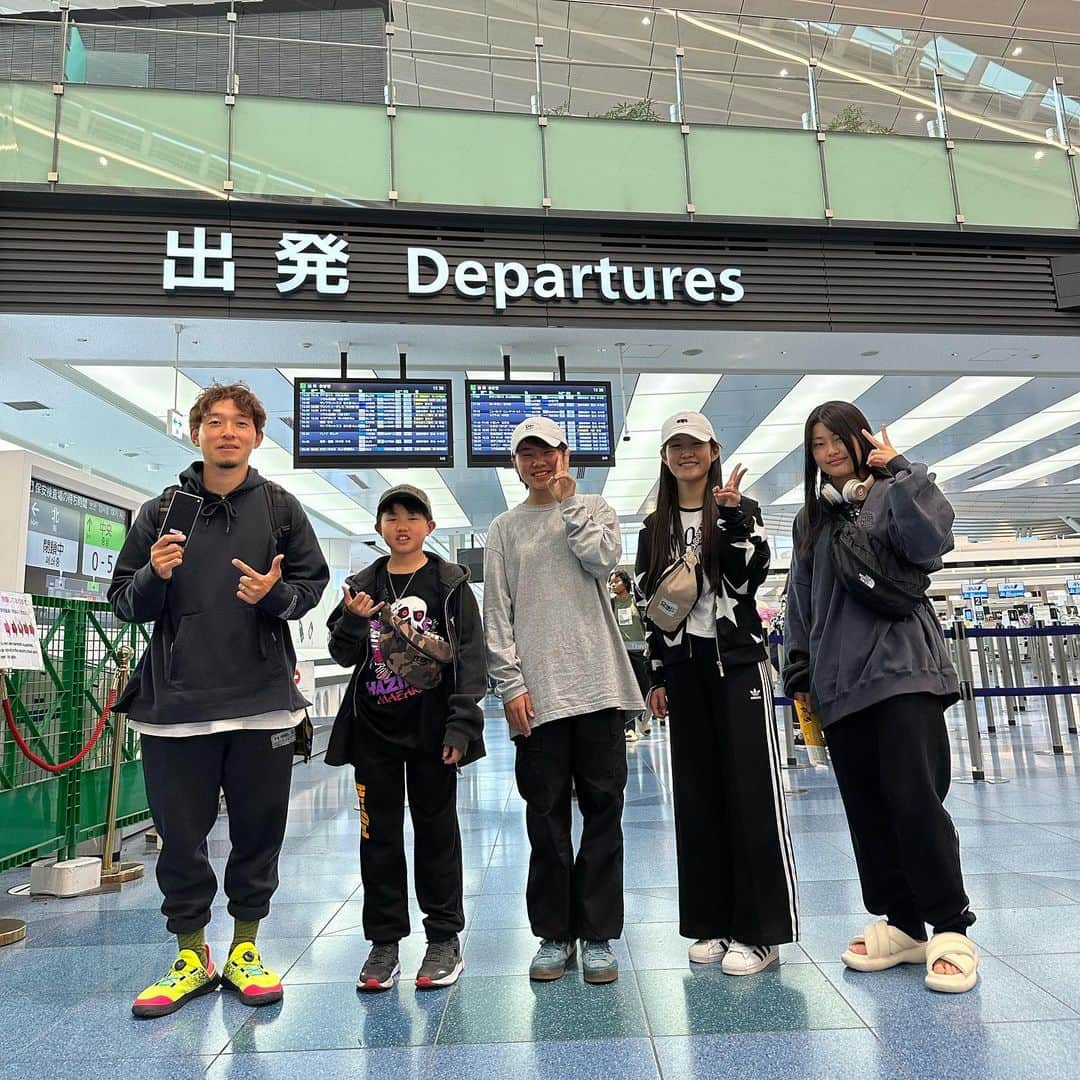 安床武士のインスタグラム：「Let’s go to🇫🇷 See you guys soon!! @fiseworld @nl_contest   今日から行ってきます！ 男女プロクラス、アマチュアクラスのチームですのでほぼ毎日何かしら大会がある状態です🔥  今回から新しく @globalwifi_official 様よりサポートして頂ける事になりました！ ありがとうございます🙏 アルゼンチンの時も使っていたのですが着いた瞬間からすぐに繋がる安心感と使いやすさが最高だったので嬉しいです！ 通信量も無制限なので皆の様子もこまめにアップしますのでチェックお願いします🙌 @gobeyonder0200  #globalwifi #gobeyonder #GOBEYOND  それでは行ってきます！ まずはモンペリエまでのロングフライト✈️  #teamjapan #fiseworld #nlcontest #rollerfreestyle #inlineskate #rollerblading #インラインスケート #ローラーブレード #takeshiyasutoko #安床武士」