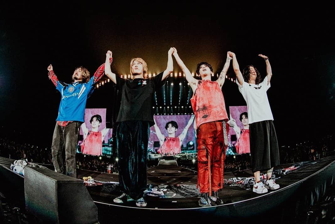 Ryota さんのインスタグラム写真 - (Ryota Instagram)「みんなが会場で着てくれてるOne ok rock Tシャツをどうしてもツアーファイナルで俺も着たくて急遽 @junji_kuma に作ってもらった。ジュンジーありがとね🔥  Photo by @ruihashimoto 📸」5月14日 16時36分 - ryota_0809