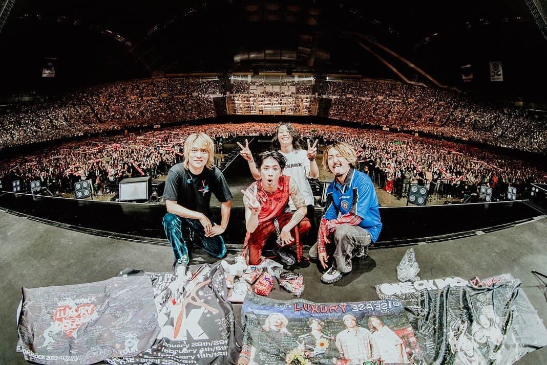 Ryota さんのインスタグラム写真 - (Ryota Instagram)「みんなが会場で着てくれてるOne ok rock Tシャツをどうしてもツアーファイナルで俺も着たくて急遽 @junji_kuma に作ってもらった。ジュンジーありがとね🔥  Photo by @ruihashimoto 📸」5月14日 16時36分 - ryota_0809