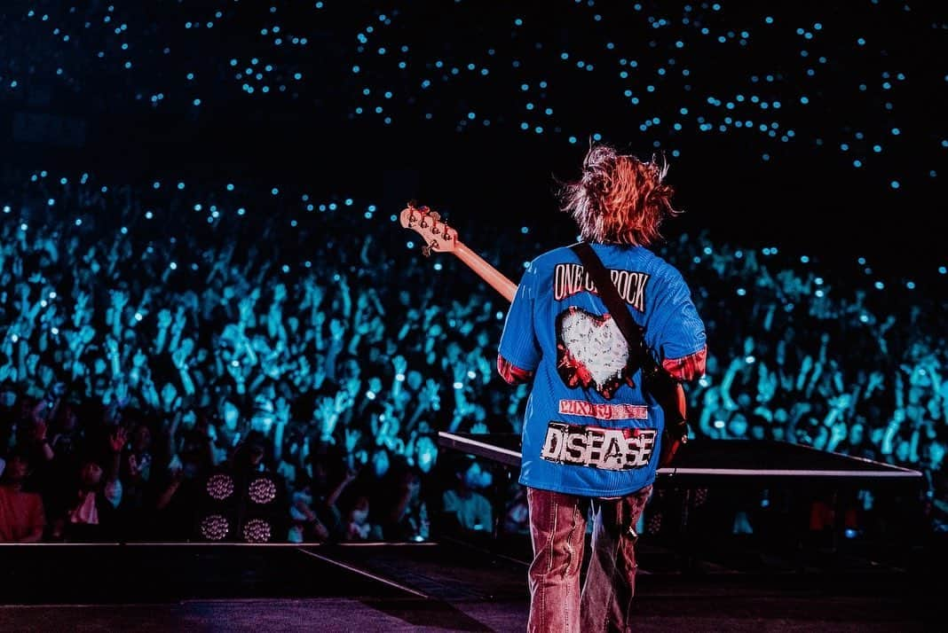 Ryota さんのインスタグラム写真 - (Ryota Instagram)「みんなが会場で着てくれてるOne ok rock Tシャツをどうしてもツアーファイナルで俺も着たくて急遽 @junji_kuma に作ってもらった。ジュンジーありがとね🔥  Photo by @ruihashimoto 📸」5月14日 16時36分 - ryota_0809