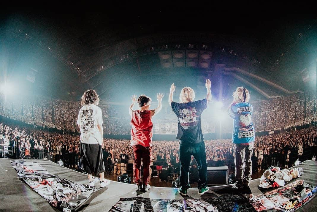 Ryota さんのインスタグラム写真 - (Ryota Instagram)「みんなが会場で着てくれてるOne ok rock Tシャツをどうしてもツアーファイナルで俺も着たくて急遽 @junji_kuma に作ってもらった。ジュンジーありがとね🔥  Photo by @ruihashimoto 📸」5月14日 16時36分 - ryota_0809