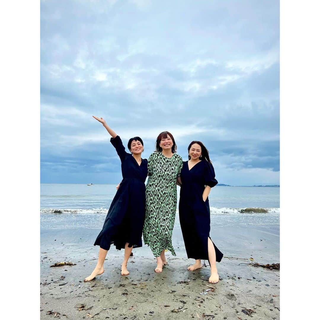 桃生亜希子のインスタグラム：「息子10才のお誕生日会🎂✨ 　　 　　個性強めな男の子が9人。 　　パパ友とママ友も遊びに来てくれたよ。✨ 　 　雨予報だったけれど、大人達はのんびり　@good_stock_599 のケータリングランチや　@epices_cake ケーキ🎂をいただきながらおしゃべりしたり、子ども達も楽しそうに踊ったりゲームしたり。 　 　午後はお天気に恵まれ🌞海にも行けて、浜辺中を走り回ったりサッカー⚽️したり、くらげをみつけて海へ投げたり。笑 　 　個性強めな少年達だけど、本当にみんな大きくなった！！ 　 　これからは、楽しい青春が待ってるんだなぁ。✨  　来てくれた皆さま、本当にありがとう🙏✨ 　 　これからも、家族ぐるみでよろしくお願いします✨🌞✨ ❤️  #aikoちゃんと私の服が被ってる笑　#おこキャラかわええ　#wearemoms　#みんな自由　#freestyle #birthdayparty #birthdayboy #birthday」