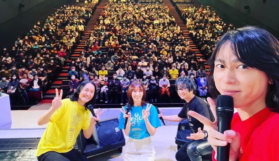 のインスタグラム：「昨日Gロッソで行われた『ハリケンジャー20周年記念イベント』 当日はスカイシアターだったので3人でGロッソのステージに立つのは初めて。 そしてきっと最後。 こんな機会を与えて下さった関係者の皆様ありがとうございます。 会場に足を運んで下さった沢山の方々、会いに来てくれてありがとうございました。 あっという間でしたが夢の様な時間でした。 10YAを大きなスクリーンで観れて嬉しくて、 その時間を共有出来て嬉しくて、 忍び恋を歌わせてもらえて嬉しくて、 高取さんの生歌聞けて嬉しくて、 何より皆様の笑顔が見れて嬉しかったです。  #ハリケンジャー20th」
