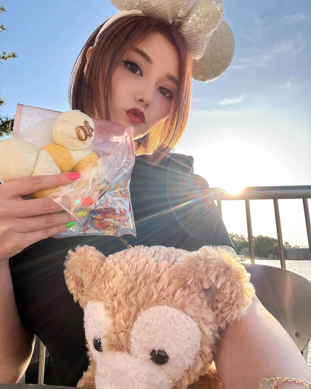 𝑒𝑟𝑖𝑘𝑎のインスタグラム：「日曜日😊🌼✨💕 . . 今週もありがとうございました💖 楽しく飲めて幸せです💛 肝臓がまだチクッとするぅ🥺🤣 . . GW明けのディズニーは空いてて最高だったな🤭💖 . #ディズニー#ディズニーシー#うきわまん#後光がさす#40周年記念#ダッフィー#カチューシャ#ヴィトンワンピ#自然光#ポセイドン六本木#キャバ嬢#平日空いてる」