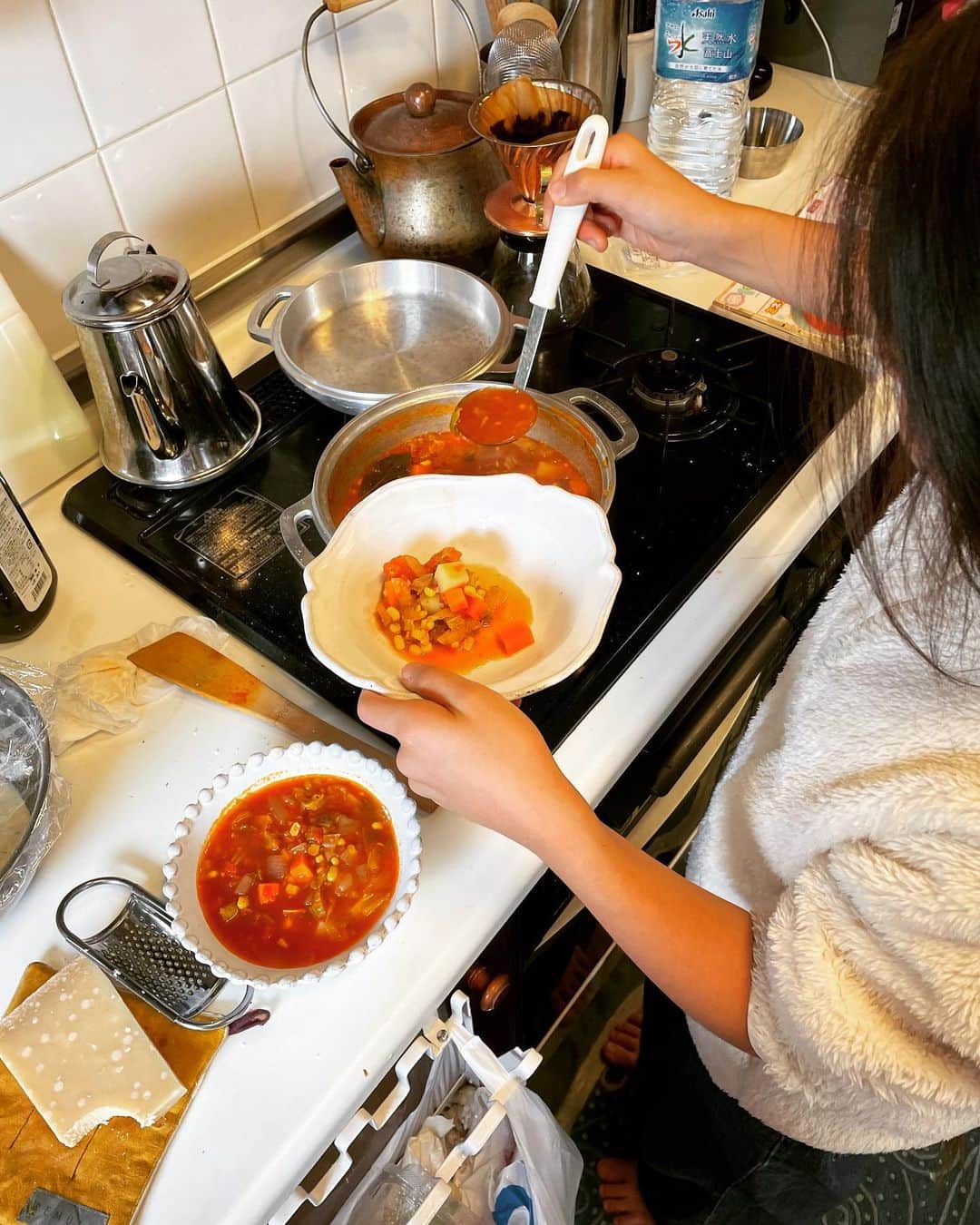 竹下玲奈のインスタグラム：「今日は前から計画していたみたいで ご飯を作ってくれました☺️ まだ少し危ないので横に座りながらですが🤩この本のレシピわかりやすくて美味しいんです😋 🌸happy mother's day🌸 #happy mother's day」