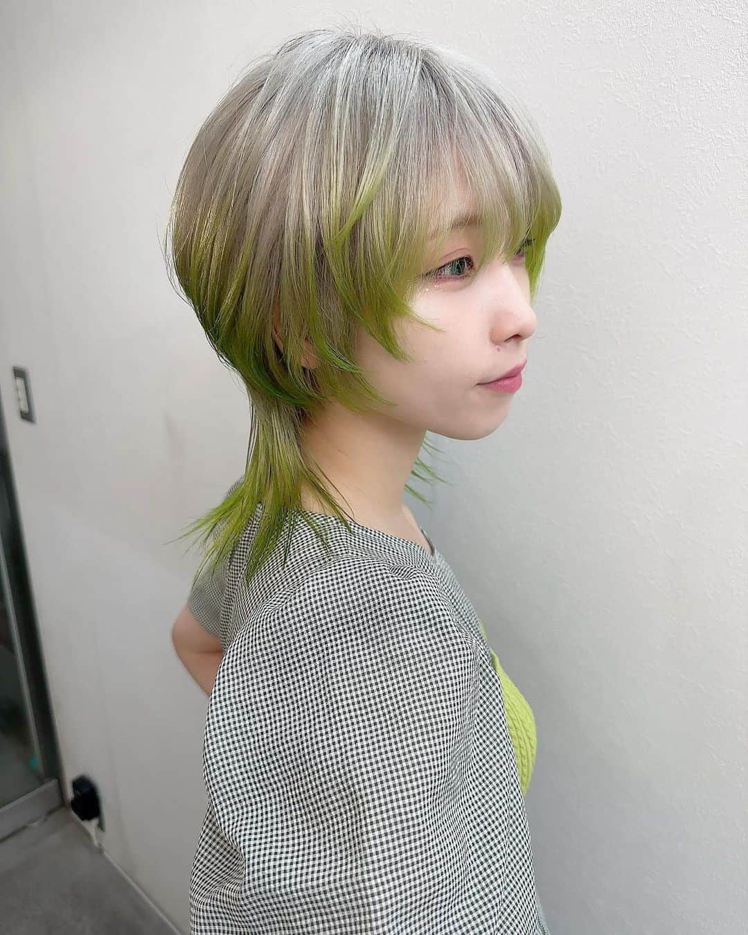 朝日奈丸佳さんのインスタグラム写真 - (朝日奈丸佳Instagram)「Silver × green   🕊‪  実は初めての黄緑です。 好きな色がまた増えました！💚🍏  美容室へ行く時は、仕上がりのカラーに合わせてお洋服を選んでます。似合ってるでしょ～～   #ウルフカット  #ハイトーン  #ハイトーンウルフ  #バイカラー  #グラデーションカラー  #ショートウルフ  #ショートヘア  #グリーンカラー  #派手髪」5月14日 16時44分 - madoka_maru_hina