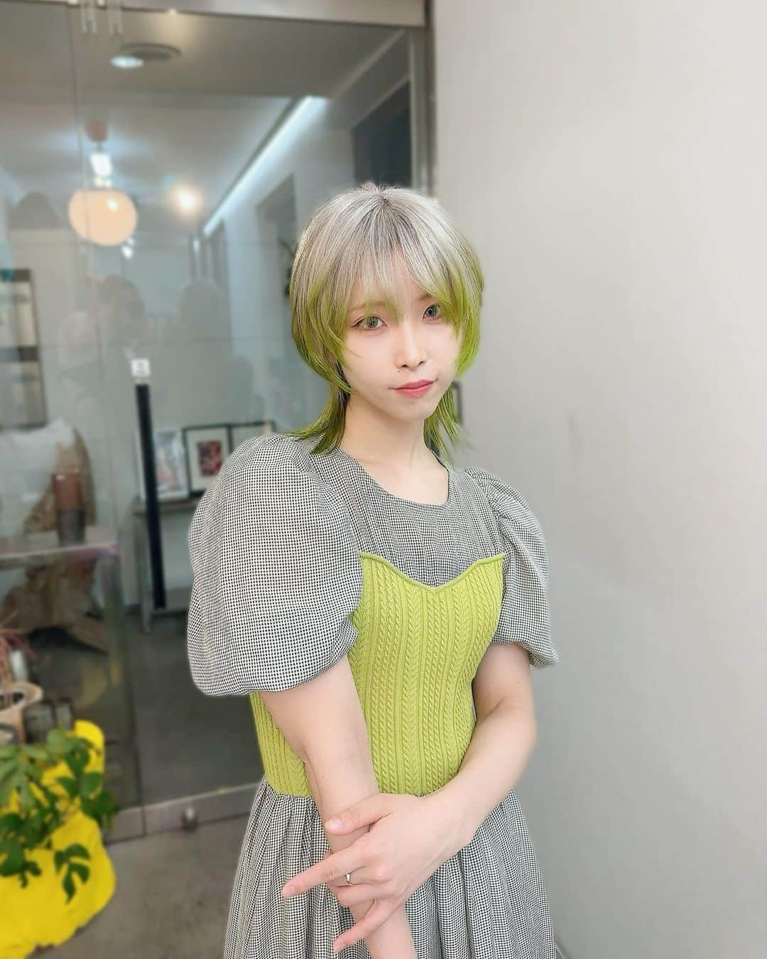 朝日奈丸佳さんのインスタグラム写真 - (朝日奈丸佳Instagram)「Silver × green   🕊‪  実は初めての黄緑です。 好きな色がまた増えました！💚🍏  美容室へ行く時は、仕上がりのカラーに合わせてお洋服を選んでます。似合ってるでしょ～～   #ウルフカット  #ハイトーン  #ハイトーンウルフ  #バイカラー  #グラデーションカラー  #ショートウルフ  #ショートヘア  #グリーンカラー  #派手髪」5月14日 16時44分 - madoka_maru_hina