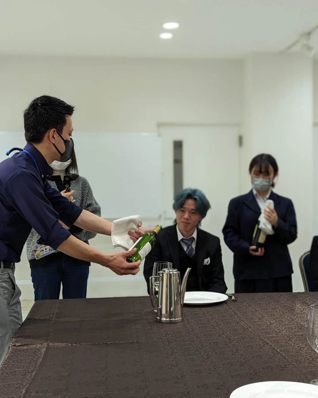 東京観光専門学校さんのインスタグラム写真 - (東京観光専門学校Instagram)「月に1度の #レストランサービス & #バーテンダー体験 🍸  レストランサービスは 姿勢や角度、持ち方まで 気をつけるポイントがいろいろ👀 お水を入れたワインボトルも 意外と重いんです😂  重いものほど軽くみえるように✨ 2年間できれいな立ち振る舞いの サービスマンになります👏 #ホテル学科　#オープンキャンパス　#ホテルマン　#ホテルサービス　#サービススタッフ　#ホテル専門学校　#ホテル就職ならTOKAN」5月14日 16時51分 - tokan_1967
