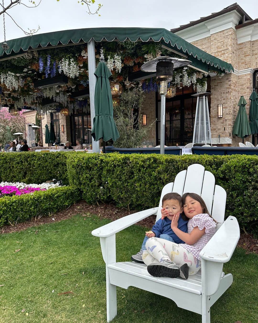 吉田ちかさんのインスタグラム写真 - (吉田ちかInstagram)「Love being your mama❤️  Happy Mother’s Day to all the moms out there! And to my mom 😆💕 so happy we got to spend time together in LA!   Clover’s face in the third photo🤣 Both of their faces in the last photo🤣」5月14日 16時47分 - bilingirl_chika