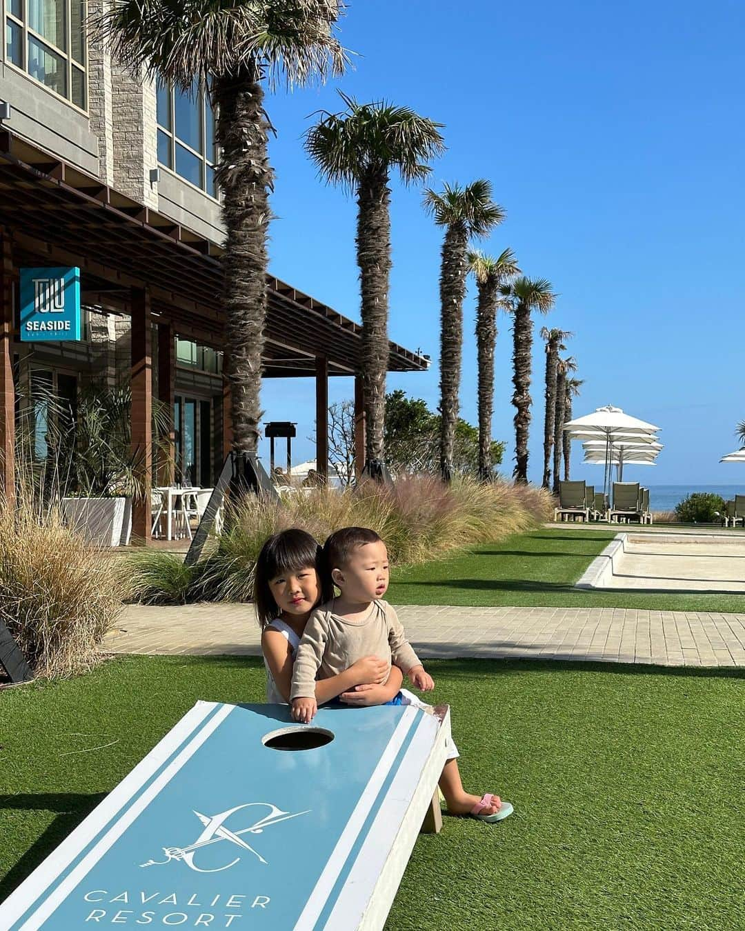 吉田ちかさんのインスタグラム写真 - (吉田ちかInstagram)「Love being your mama❤️  Happy Mother’s Day to all the moms out there! And to my mom 😆💕 so happy we got to spend time together in LA!   Clover’s face in the third photo🤣 Both of their faces in the last photo🤣」5月14日 16時47分 - bilingirl_chika