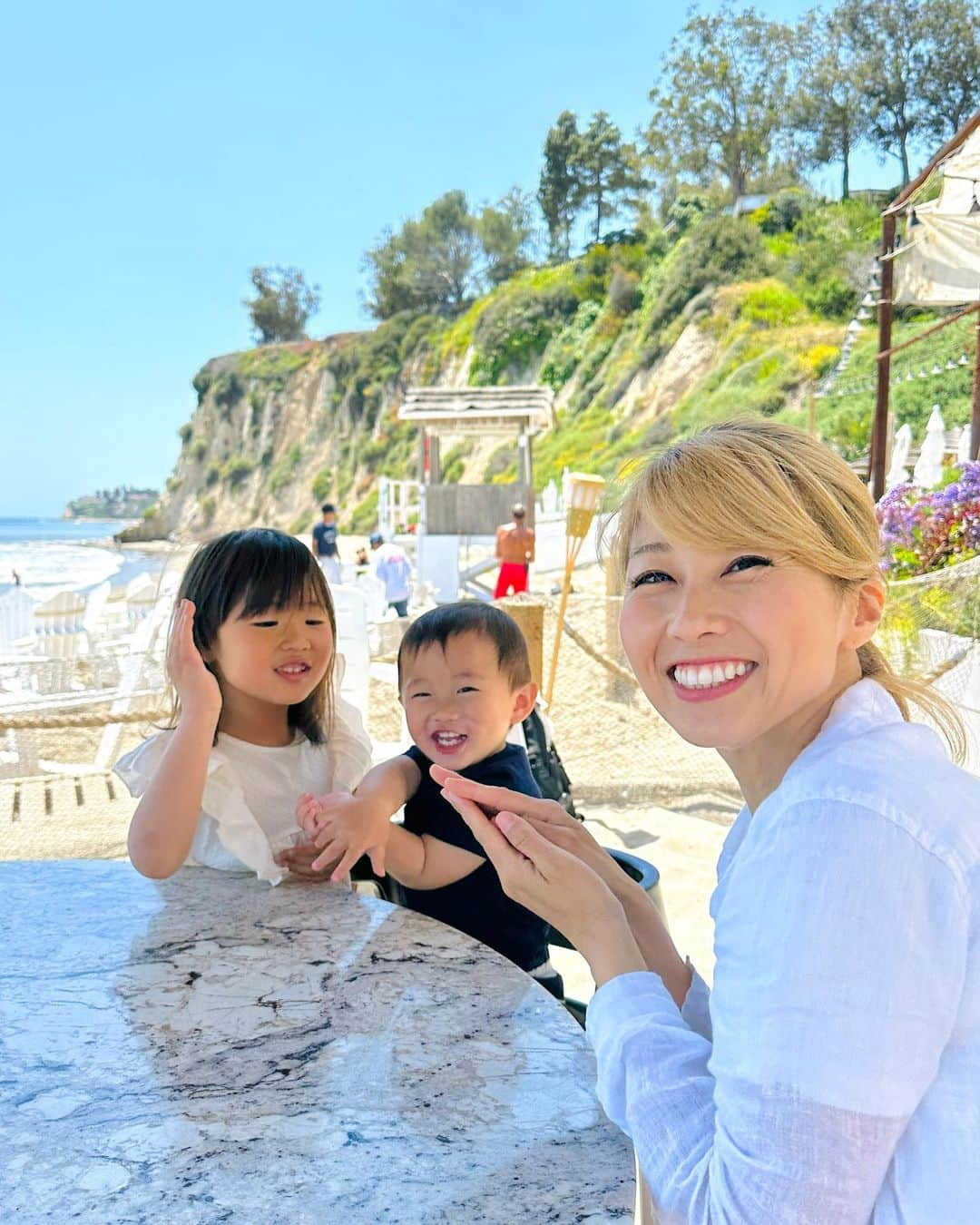 吉田ちかのインスタグラム：「Love being your mama❤️  Happy Mother’s Day to all the moms out there! And to my mom 😆💕 so happy we got to spend time together in LA!   Clover’s face in the third photo🤣 Both of their faces in the last photo🤣」